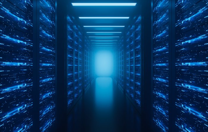 Großes, innovatives Data-Center mit beleuchteten Server-Racks und viel Technik bei PowerUP