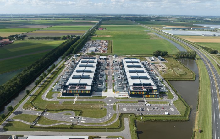 Raum mit mehreren Server-Schränken, struktureller Verkabelung und Beleuchtung, symbolisiert ein Rechenzentrum von PowerUP