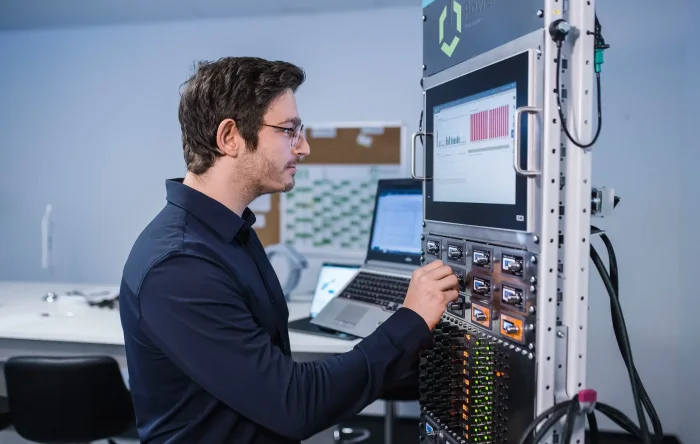 Ein Techniker überprüft das Gasmotor-Steuersystem im PowerUP Data Center.