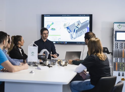 Mitarbeiter:innen von PowerUP während eines Data-Center-Inhouse-Trainings mit Computerausrüstung