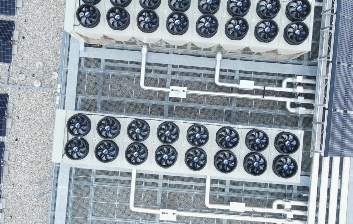 Große Klimaanlage in einem modernen, voll ausgestatteten Data Center bei PowerUP