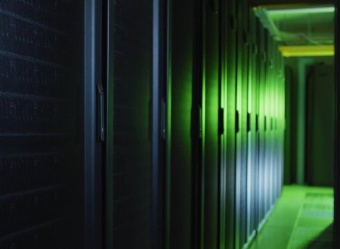 Große Gasmotoren in einem Data Center, unterstreichen die Schlüsselrolle von Gasmotoren in der Technologiebranche.