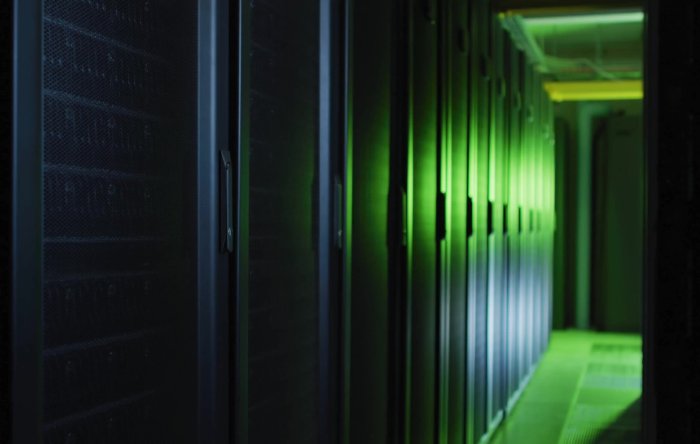 Große Gasmotoren in einem Data Center, unterstreichen die Schlüsselrolle von Gasmotoren in der Technologiebranche.